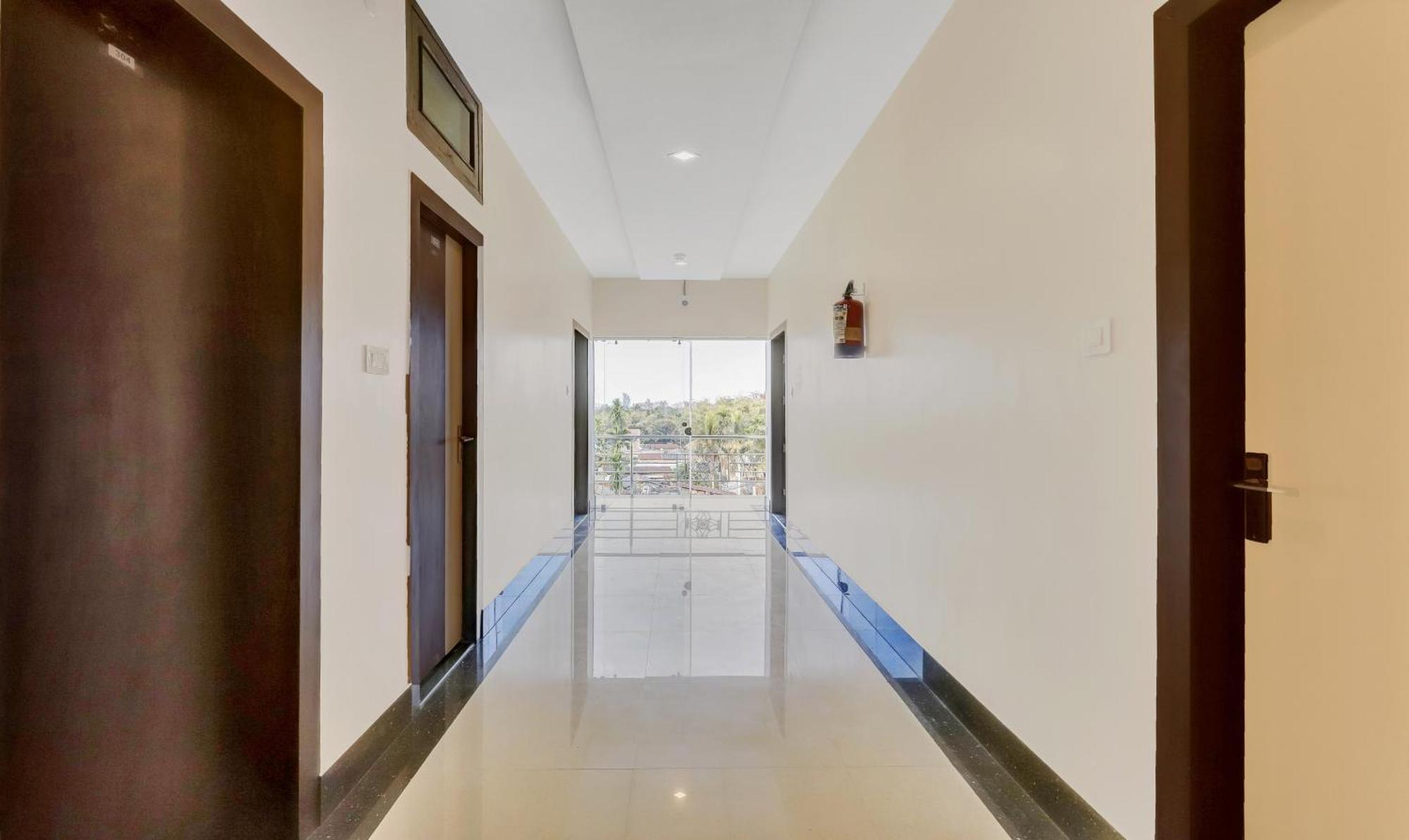 Treebo Hotel Mobi Vip Airport Гувахати Экстерьер фото